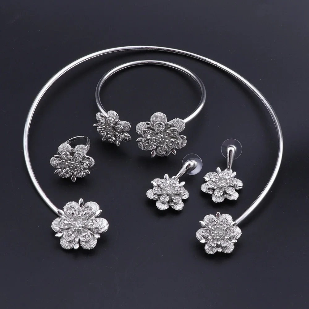 Комплект ювелирных изделий из колье и серёг золотого цвета|Ювелирные наборы для