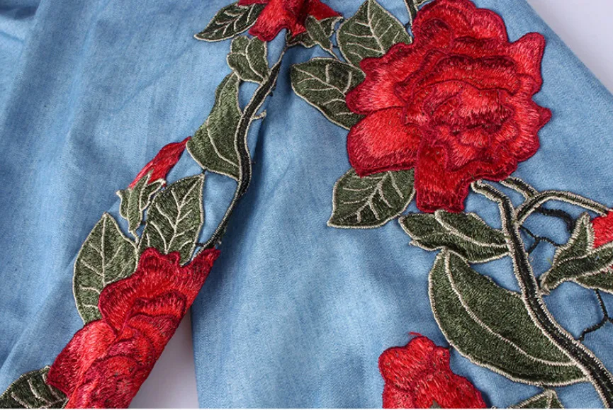 Синее свободное джинсовое платье с v образным вырезом и цветочной вышивкой