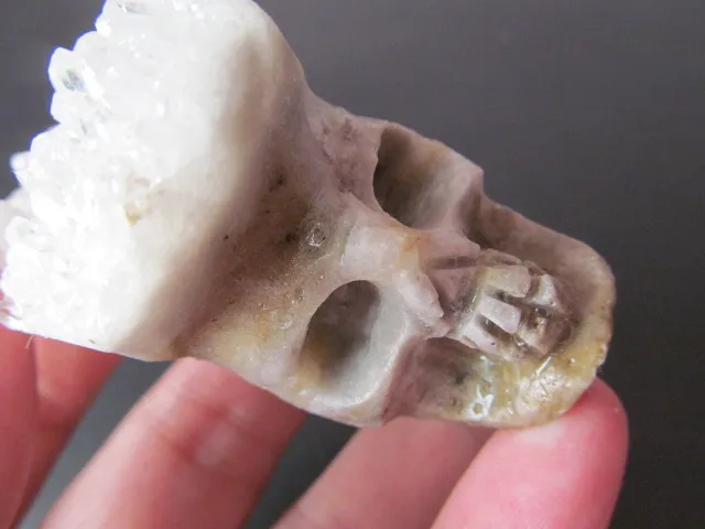 68 г уникальный натуральный белый кристаллический кластер с резным черепом