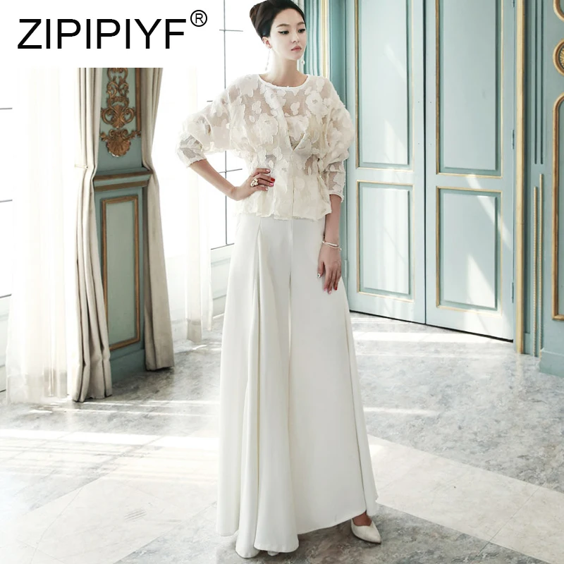 Женский костюм с кружевной блузкой и тонкими широкими брюками элегантный в