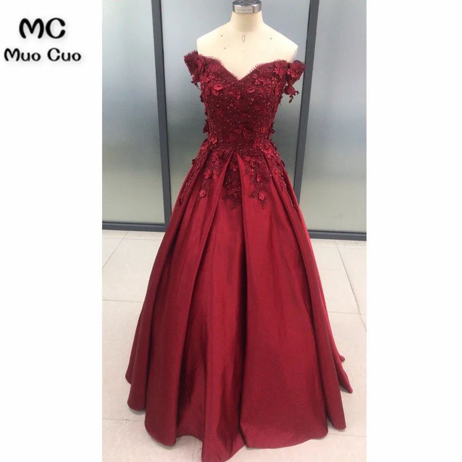 Женское атласное вечернее платье Бордовое с открытыми плечами и цветочной