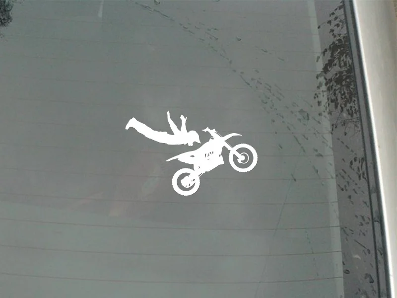 Молодого человека Удивительные трюки и производительность на мотоцикле