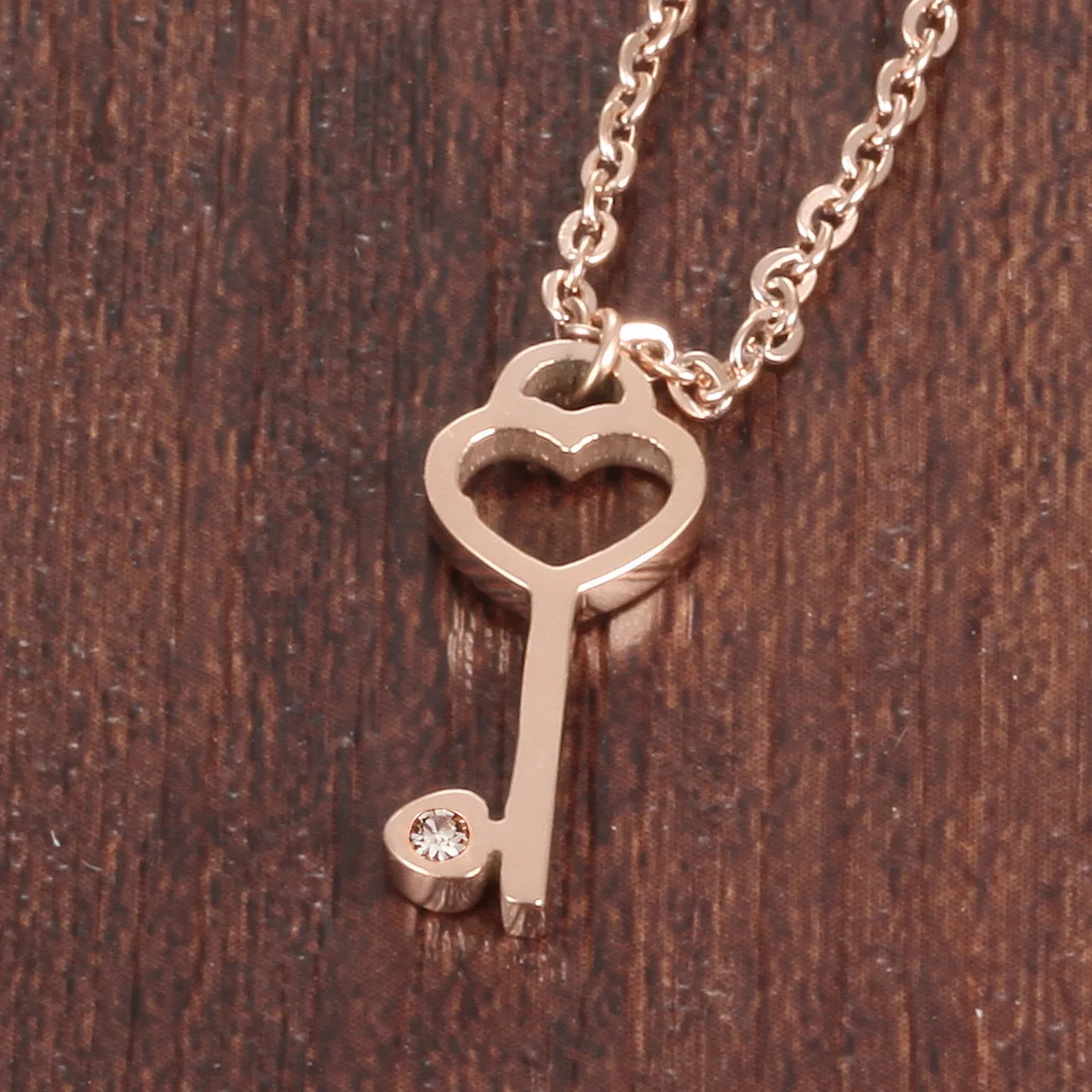 Короткое ожерелье с подвеской в виде ключа форме сердца циркониевое женское