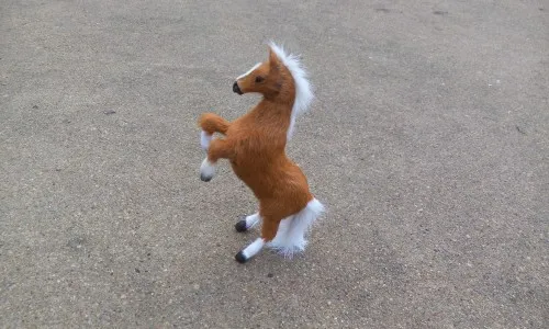 Симпатичная игрушка желтая лошадь полиэтилен и мех поднимающиеся ноги модель