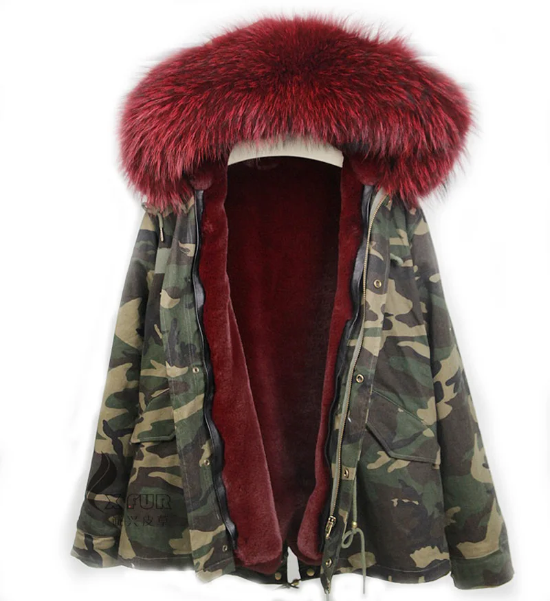 Женская зимняя парка с капюшоном и подкладкой из искусственного меха енота |