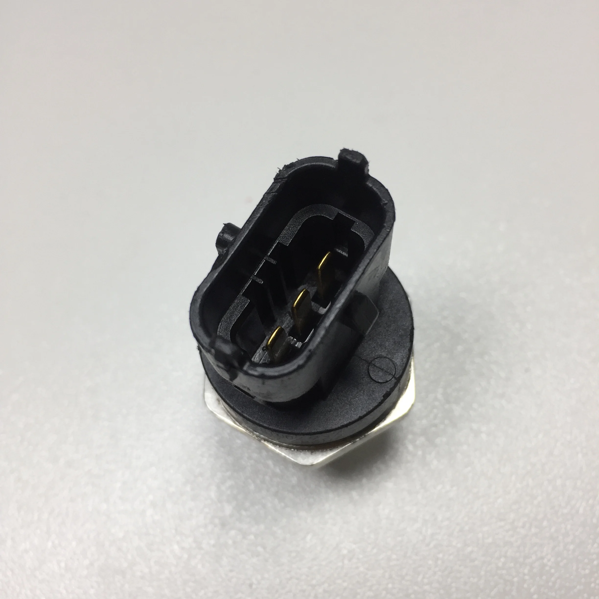 Оригинальный датчик давления топливной рейки OEM 1800 бар 0281002937 0 281 002 937 для VOLVO Iveco Man