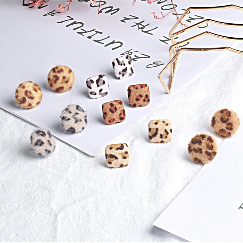 Винтажные маленькие серьги гвоздики из плюша и металла с леопардовым принтом