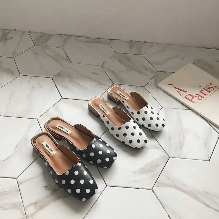 Женская обувь; шлепанцы без задника в горошек; zapatos mujer; коллекция года; сезон лето; модные шлепанцы с квадратным носком; тапочки с закрытым носком; лоферы; цвет черный, белый