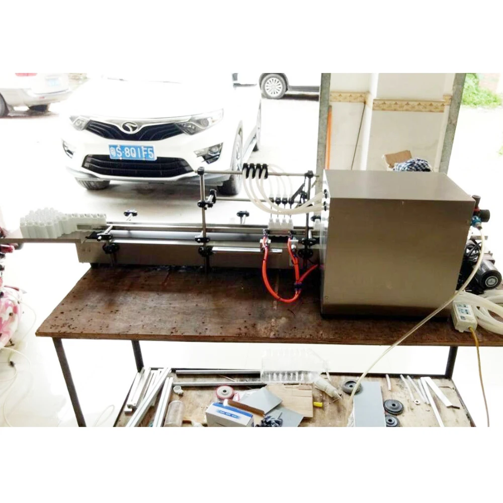 Новая машина для наполнения жидкостей с четырьмя головками полностью