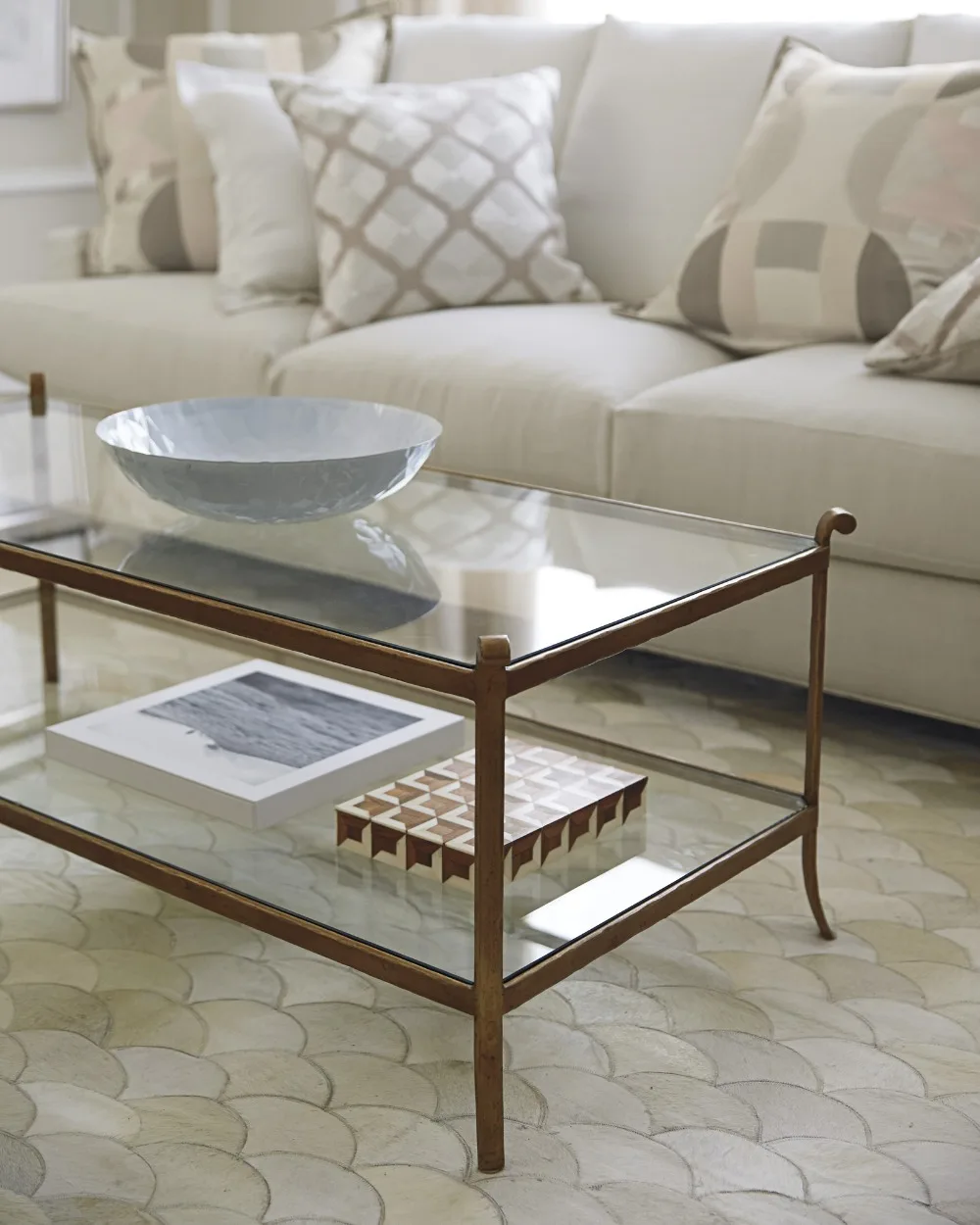 Современный ковер белого цвета с роскошным узором из воловьей кожи текстура