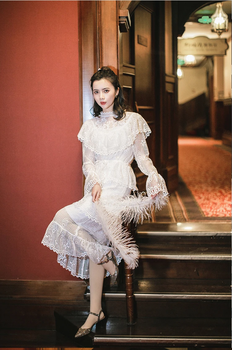 Женщины взлетно посадочной полосы белое кружевное платье трапециевидной формы с