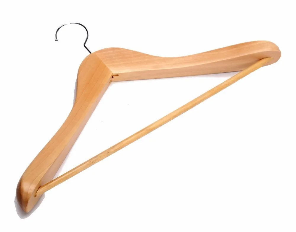 Деревянная вешалка для пальто с очень широкими закругленными плечами костюма