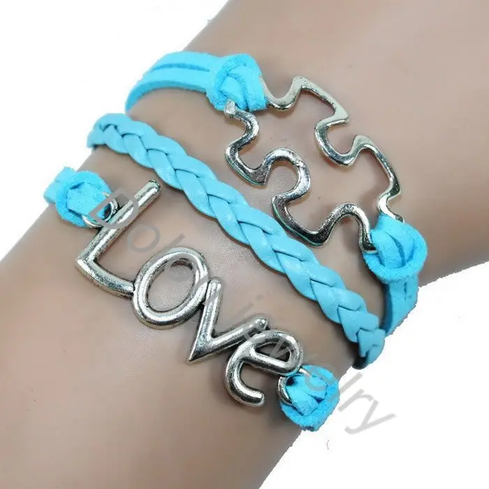 Браслет ручной работы из бархатной кожи синего цвета с изображением людей