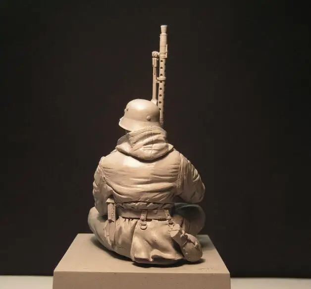 1/16 resin figure soldier model World War II sitting gk hand white mold military Norman war 157 | Игрушки и хобби
