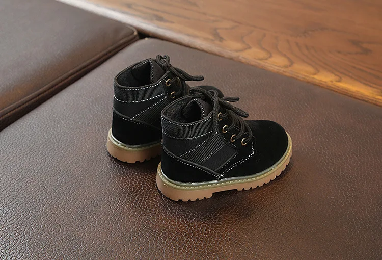Black boots Новинка для мальчиков и девочек; Легкие ботинки детские ботинки, подбитые волчьей шерстью в детском пустыни, с нескользящей подошвой, зимние детские ботинки - Цвет: Black boots