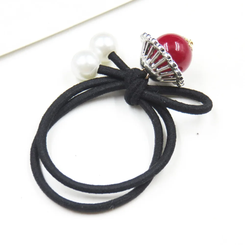 Резинка для волос женская с красными бусинами 1 шт. |