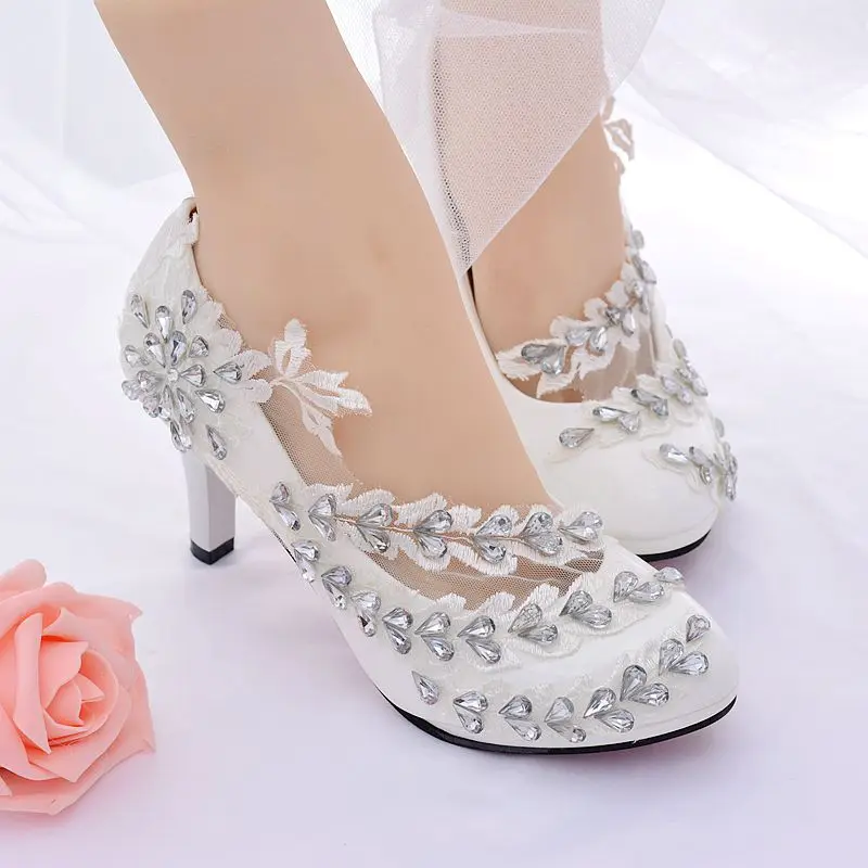 Роскошный с белым кружевом и большим кристалл украшение камнями свадебные туфли