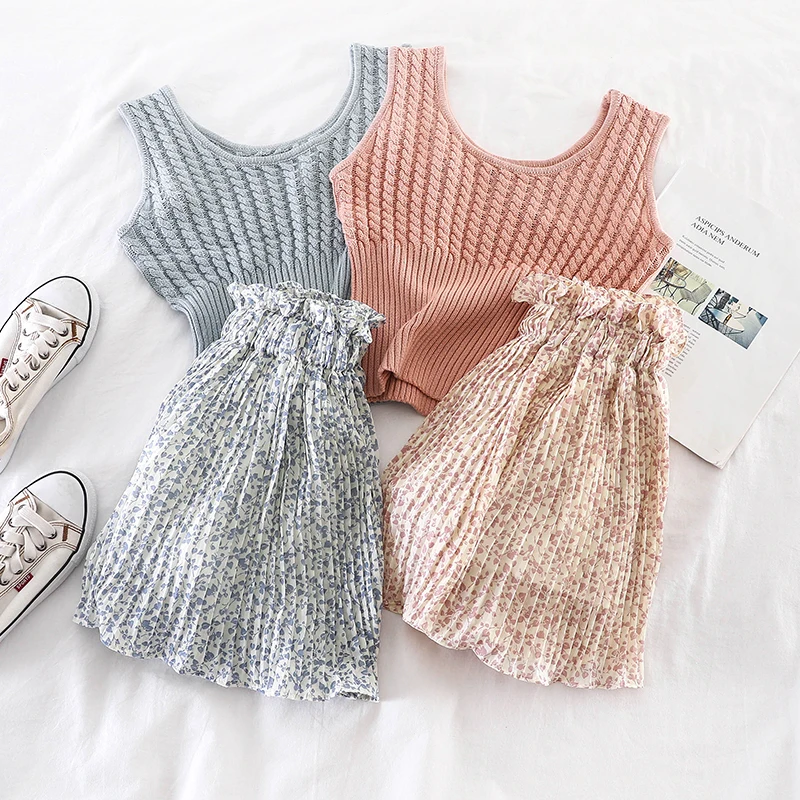 Женский комплект из двух предметов вязаный жилет яркого цвета + юбка с цветочным