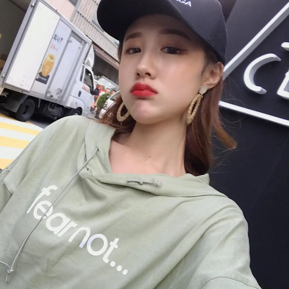 Весна и новые летние шикарные Стиль с капюшоном надписью тонкий свитер + диких