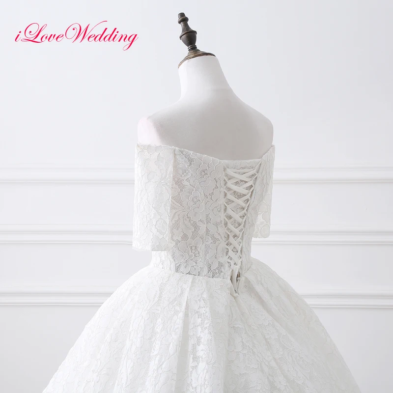 Белое кружевное свадебное платье бальное с открытыми плечами V-образным вырезом