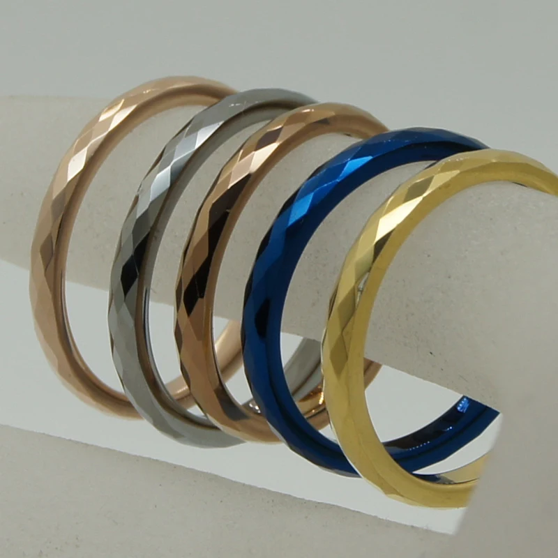 Оригинальное серебристо серое вольфрамовое кольцо с несколькими гранями