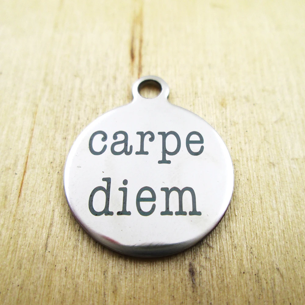 

10 шт./партия-шармы из нержавеющей стали carpe diem с лазерной гравировкой индивидуальные Подвески DIY