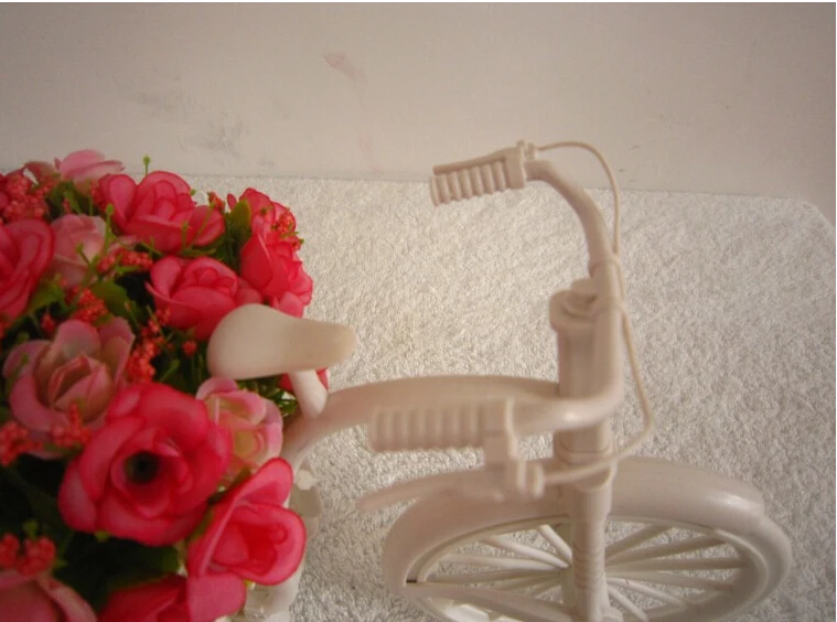 Искусственные розы цветы с пластмассовой ротанга трехколесный велосипед ваза |