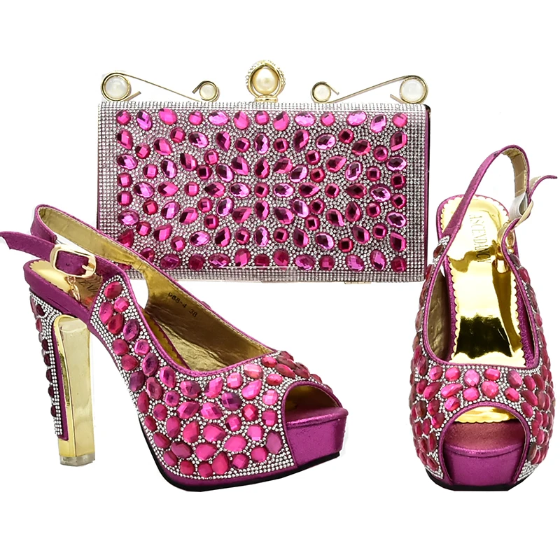 Комплект из итальянских туфель и сумочки красного цвета в нигерийском стиле