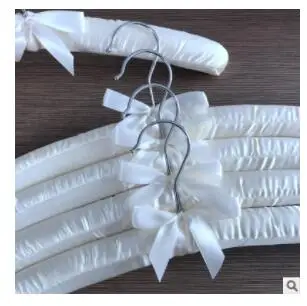 19 milk white Новая атласная мягкая вешалка, шелковая обернутая вешалка для одежды, подвесной серебряный крючок, губчатые вешалки для витрины магазина одежды, вешалки - Цвет: 19 milk white