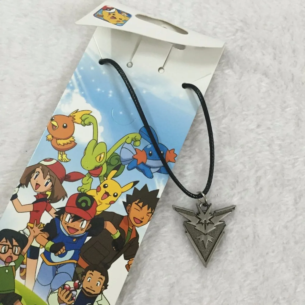 Тематика карманных монстров брошь в виде футболки красного цвета Valor синего