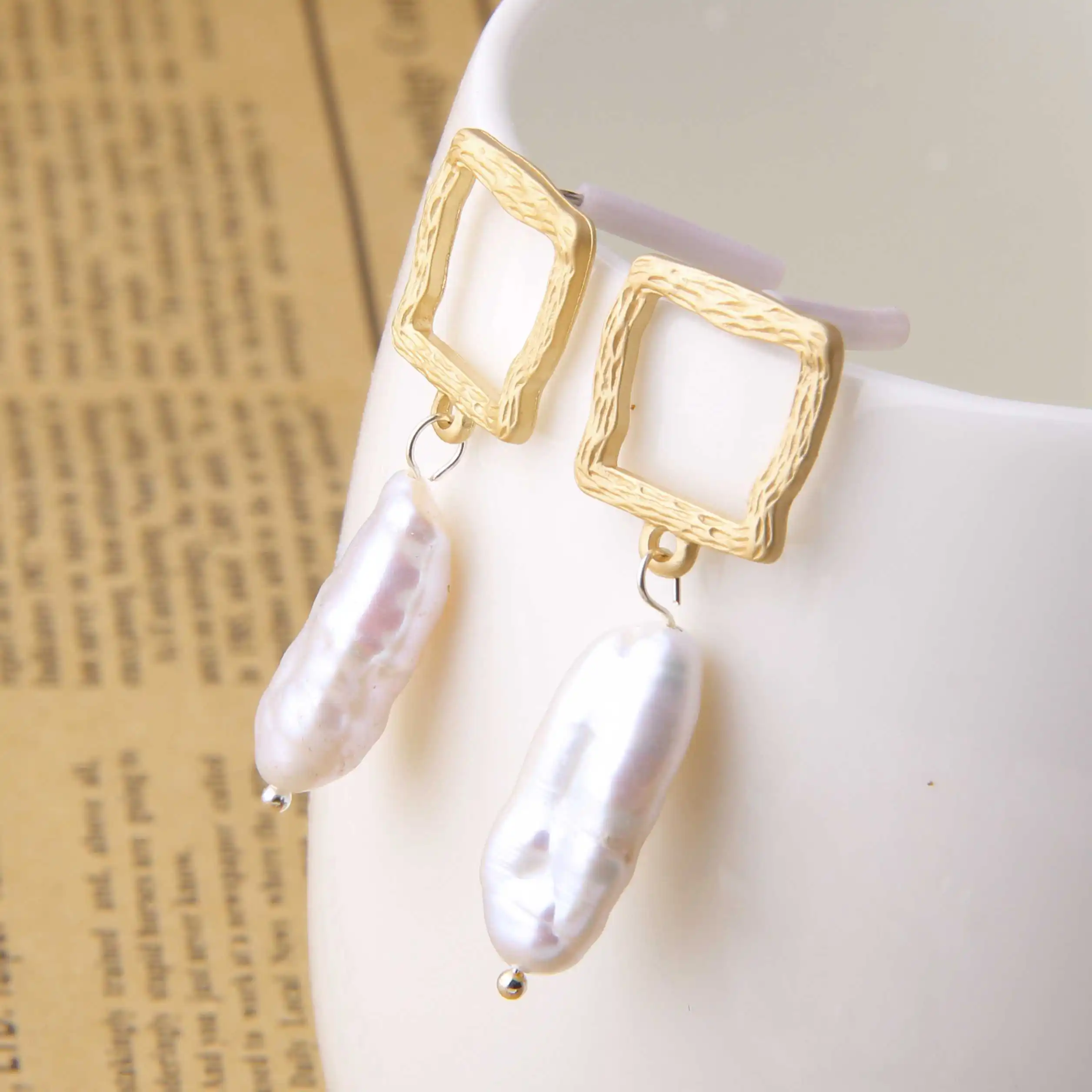 Длинные серьги с натуральным жемчугом геометрические в минималистическом стиле