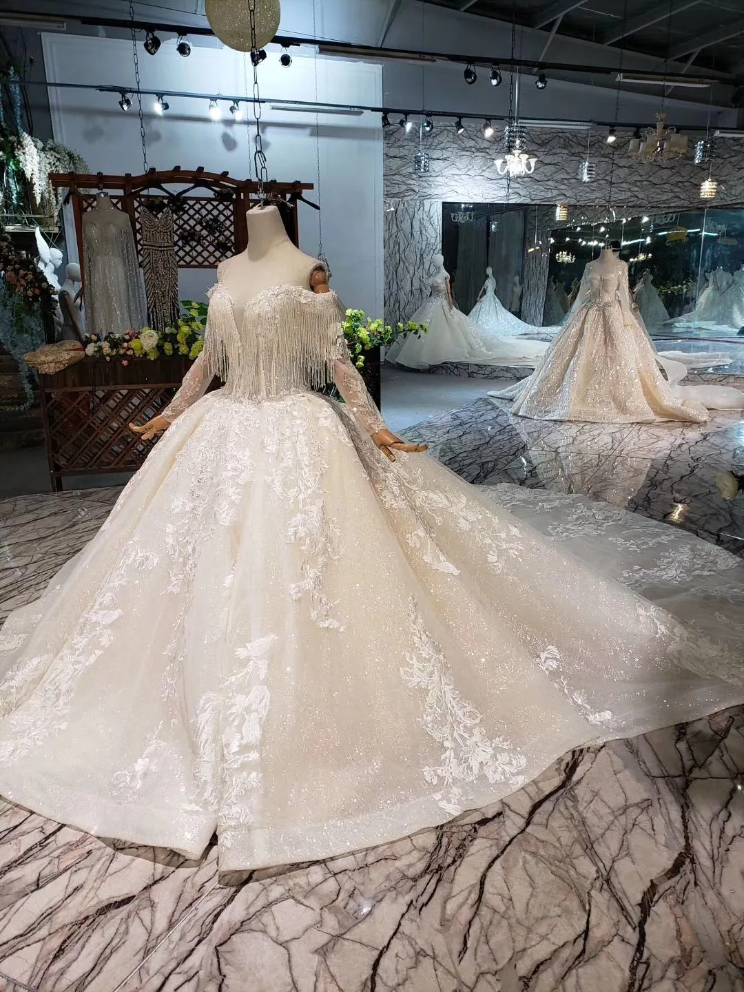 Кружевное свадебное платье с аппликацией бальное открытыми плечами винтажное