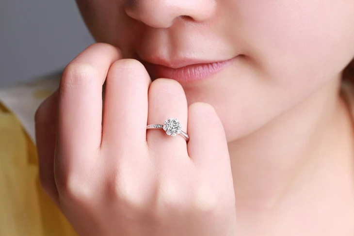 Кольцо обручальное круглое из 18-каратного белого золота с бриллиантами H/ SI 0 24