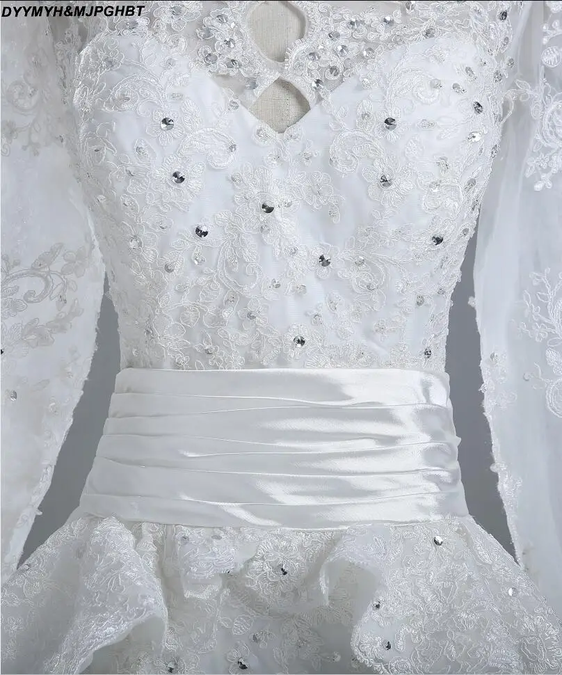 Пышные свадебные платья с высоким воротником украшенные кристаллами и кружевом