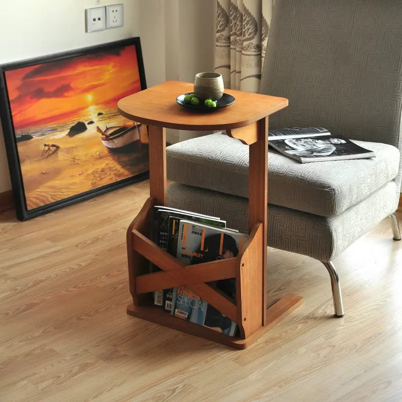 Европейская сторона несколько. Чайный столик для телефона в гостиной. Кровать