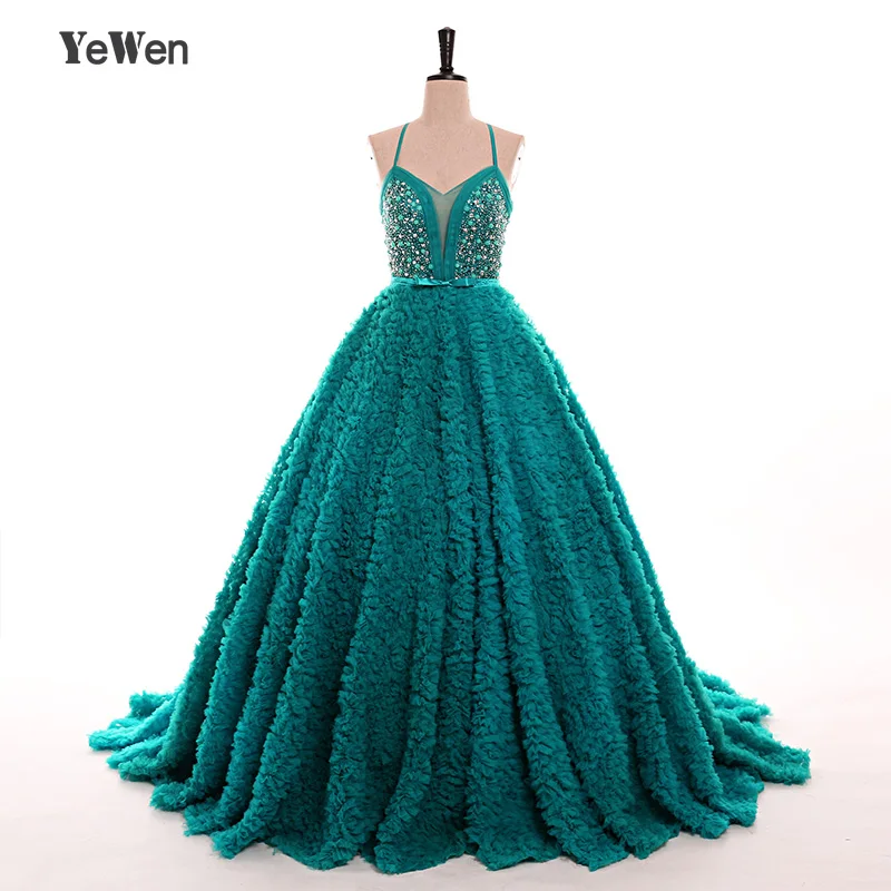 Сексуальное вечернее платье на тонких бретельках с великолепными оборками