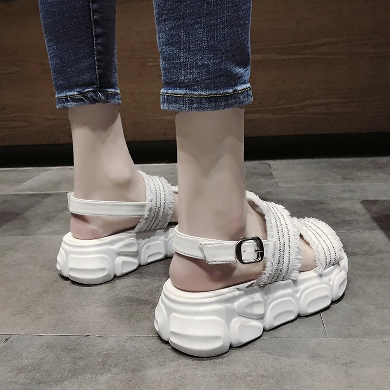 Женские шлепанцы на толстой платформе визуально увеличивающие рост танкетке для