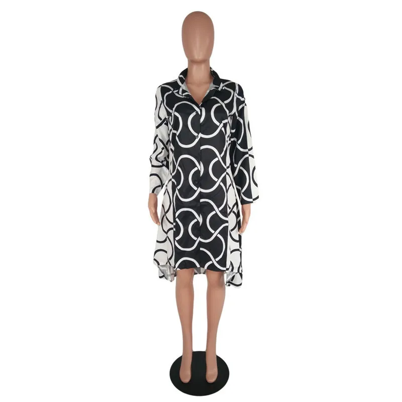 Женское платье-футболка в полоску с длинным рукавом и отложным воротником -