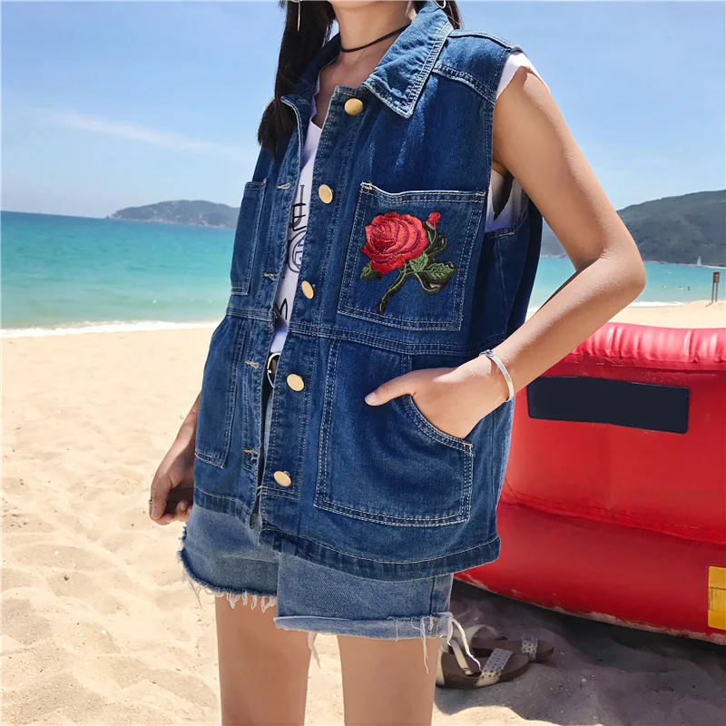 Женская куртка бомбер на весну и осень джинсовая ветровка с цветочной вышивкой