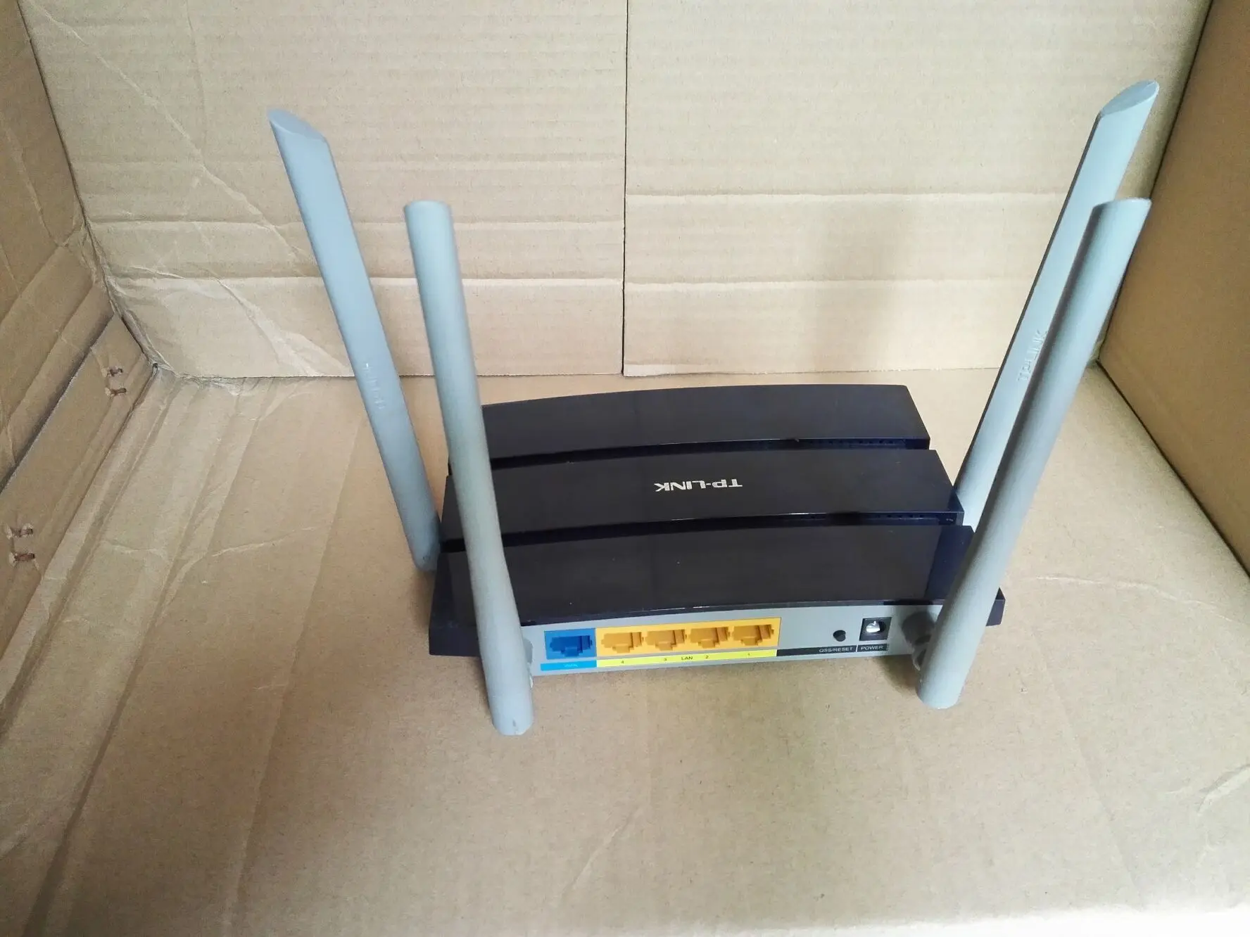 Беспроводной сетевой роутер TP-Link TL-WDR3320 600M 2.4/5 ГГц с двумя диапазонами и 4 антеннами (Б/У, имеет царапины)