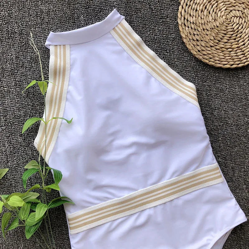 Женский слитный купальник с высоким горлом белый в полоску бортами купальный