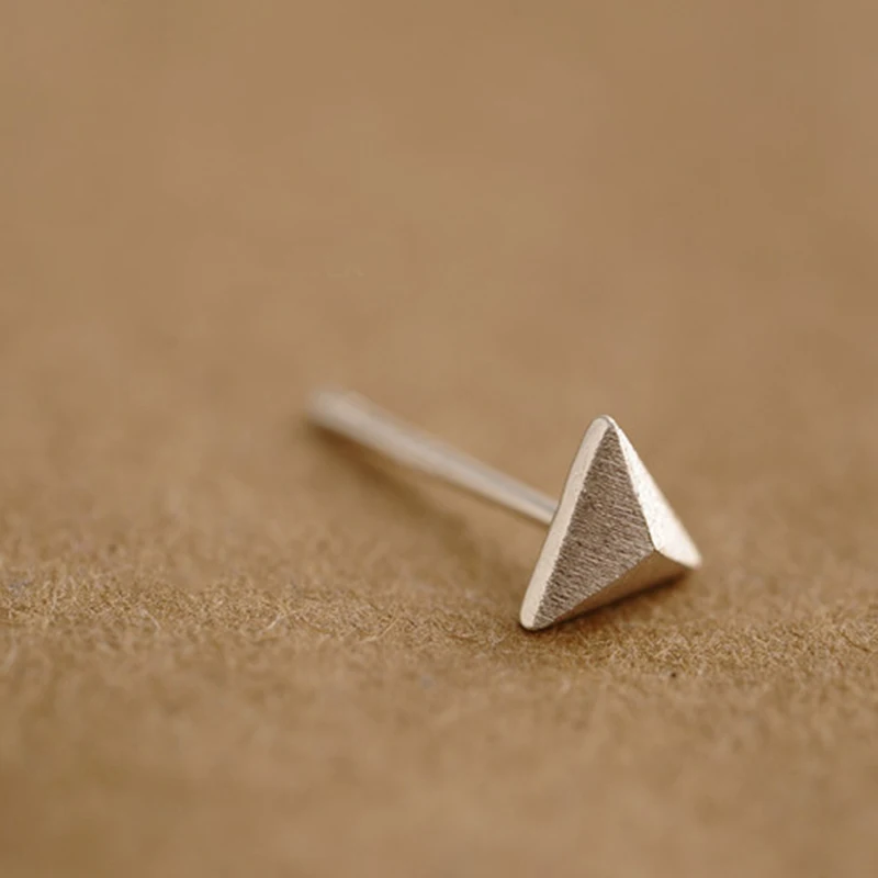 Короткие дизайнерские женские маленькие серьги-гвоздики из настоящего серебра