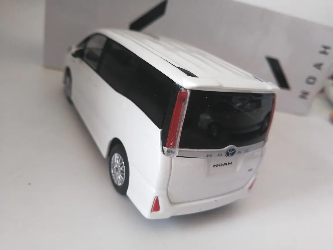 3 цвета 1:30 TOYOTA NOAH сплав модель автомобиля литья под давлением металлические игрушки подарок на день рождения для детей мальчик другой