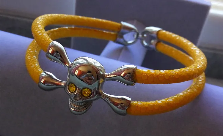 Мужской серебряный браслет из кожи ската ручной работы в подарочной коробке |