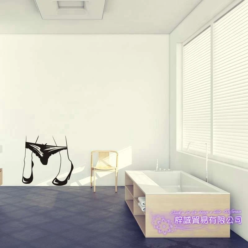 Сексуальная девушка снимает наклейка красота тело голый стикер стены ванной