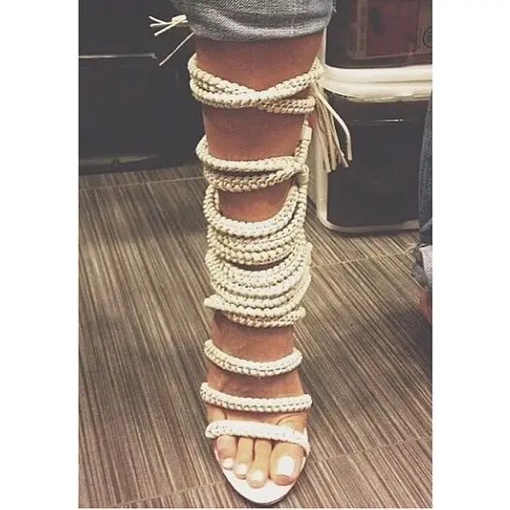 Женские пикантные босоножки на шнуровке с цепочкой и кисточками стильные