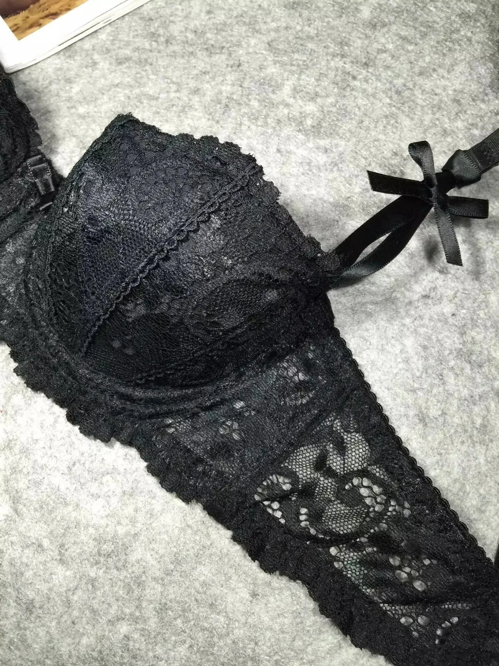 Соблазнительный модный кружевной комплект с бюстгальтером тонкой чашечкой и