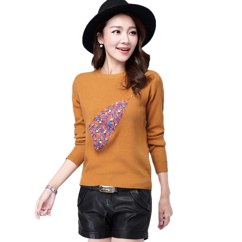 Женский трикотажный пуловер с вышивкой и бусинами круглым вырезом | Женская