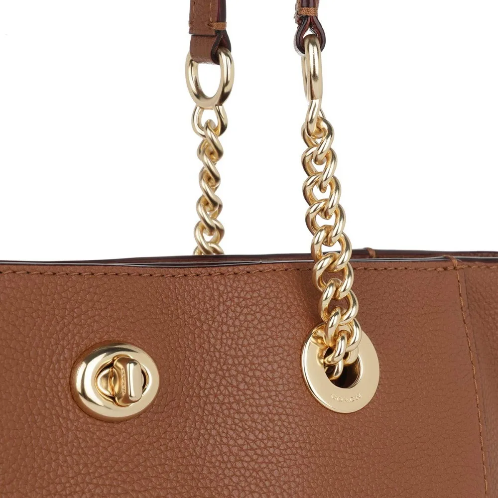 Coach Turnlock Chain Tote 27 из полированной галька кожи (1941 седло/золото) роскошные сумки для