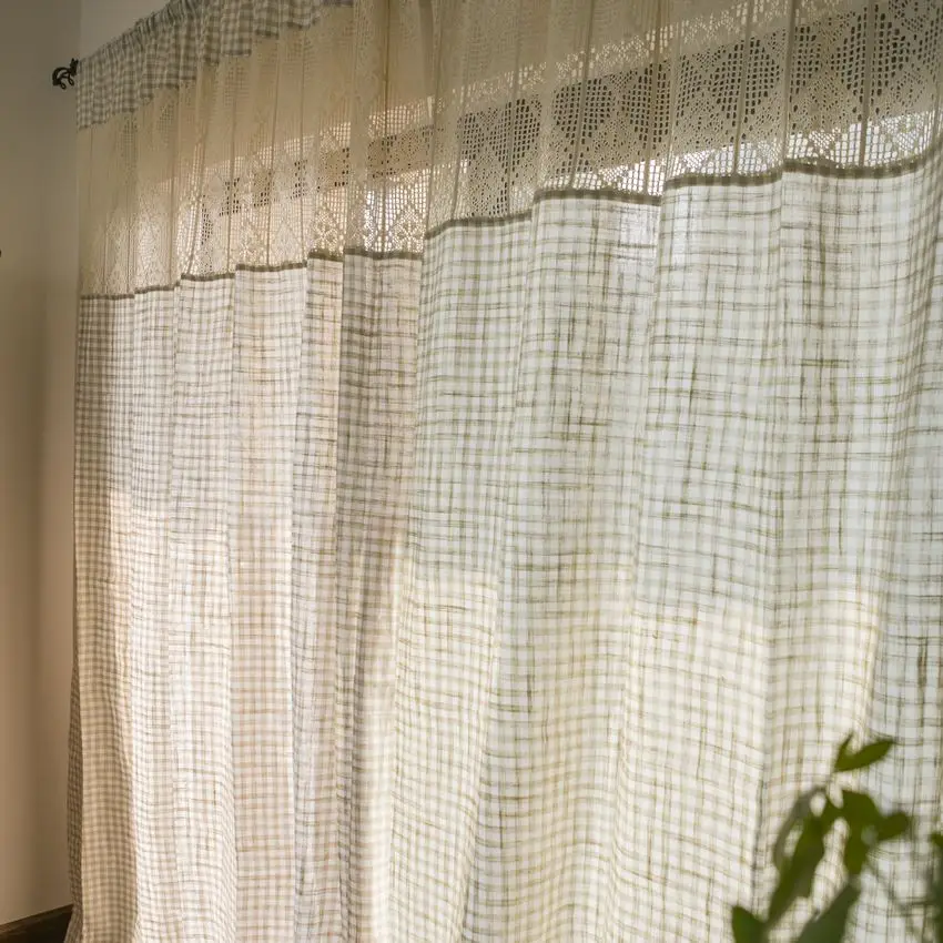 Маленькие клетчатые занавески в средиземноморском стиле для гостиной с